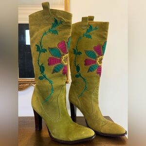Y2K IMAGINE VINCE CAMUTO GREEN SUEDE FLORAL EMBROIDERED HEELED BOOTS 2000s 7.5